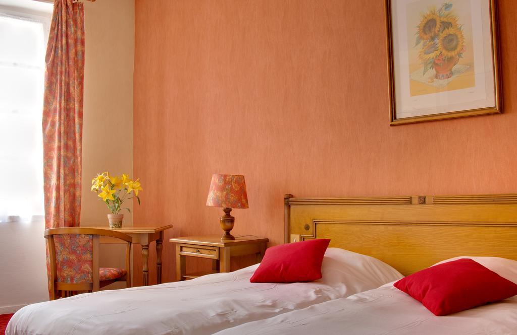 Logis Hotel-Restaurant Le Chene Vert Saint-Pourçain-sur-Sioule Εξωτερικό φωτογραφία