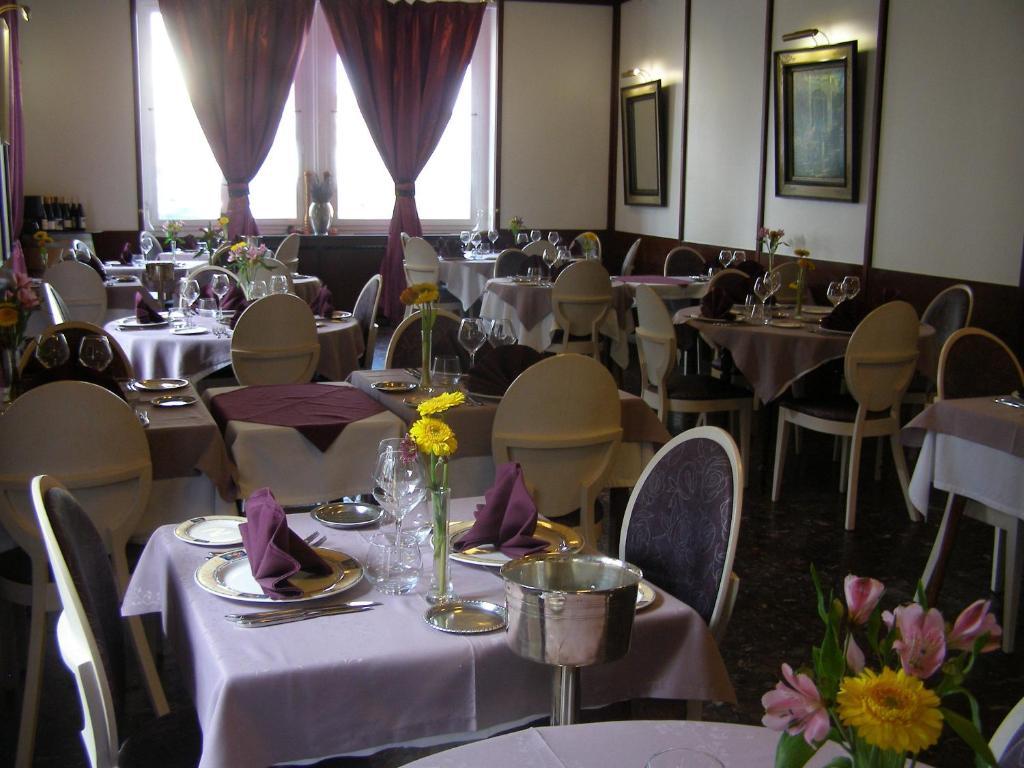 Logis Hotel-Restaurant Le Chene Vert Saint-Pourçain-sur-Sioule Εξωτερικό φωτογραφία