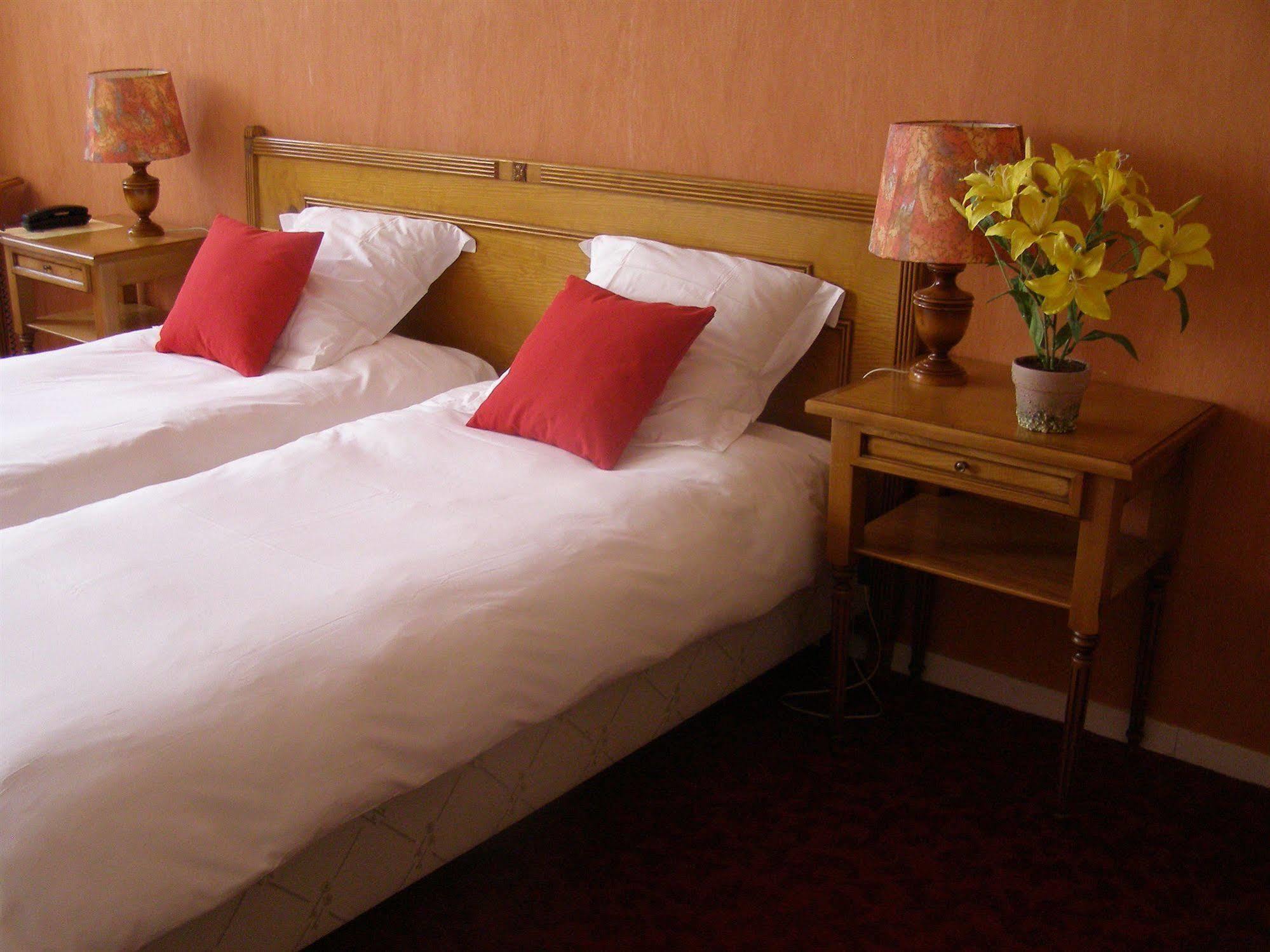 Logis Hotel-Restaurant Le Chene Vert Saint-Pourçain-sur-Sioule Εξωτερικό φωτογραφία