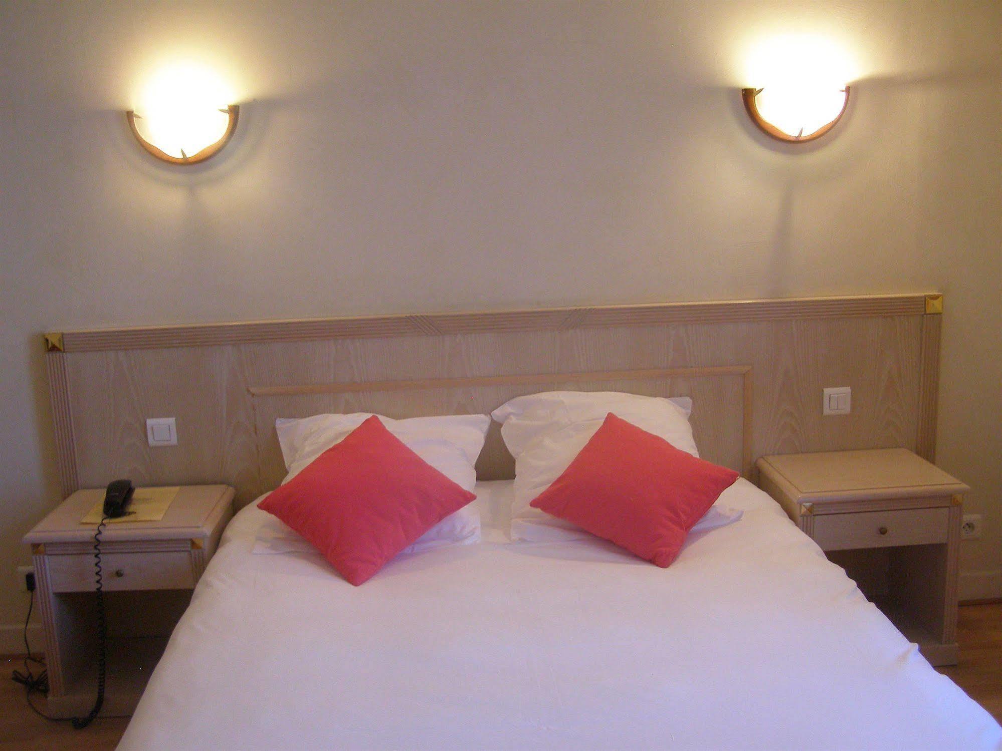 Logis Hotel-Restaurant Le Chene Vert Saint-Pourçain-sur-Sioule Εξωτερικό φωτογραφία