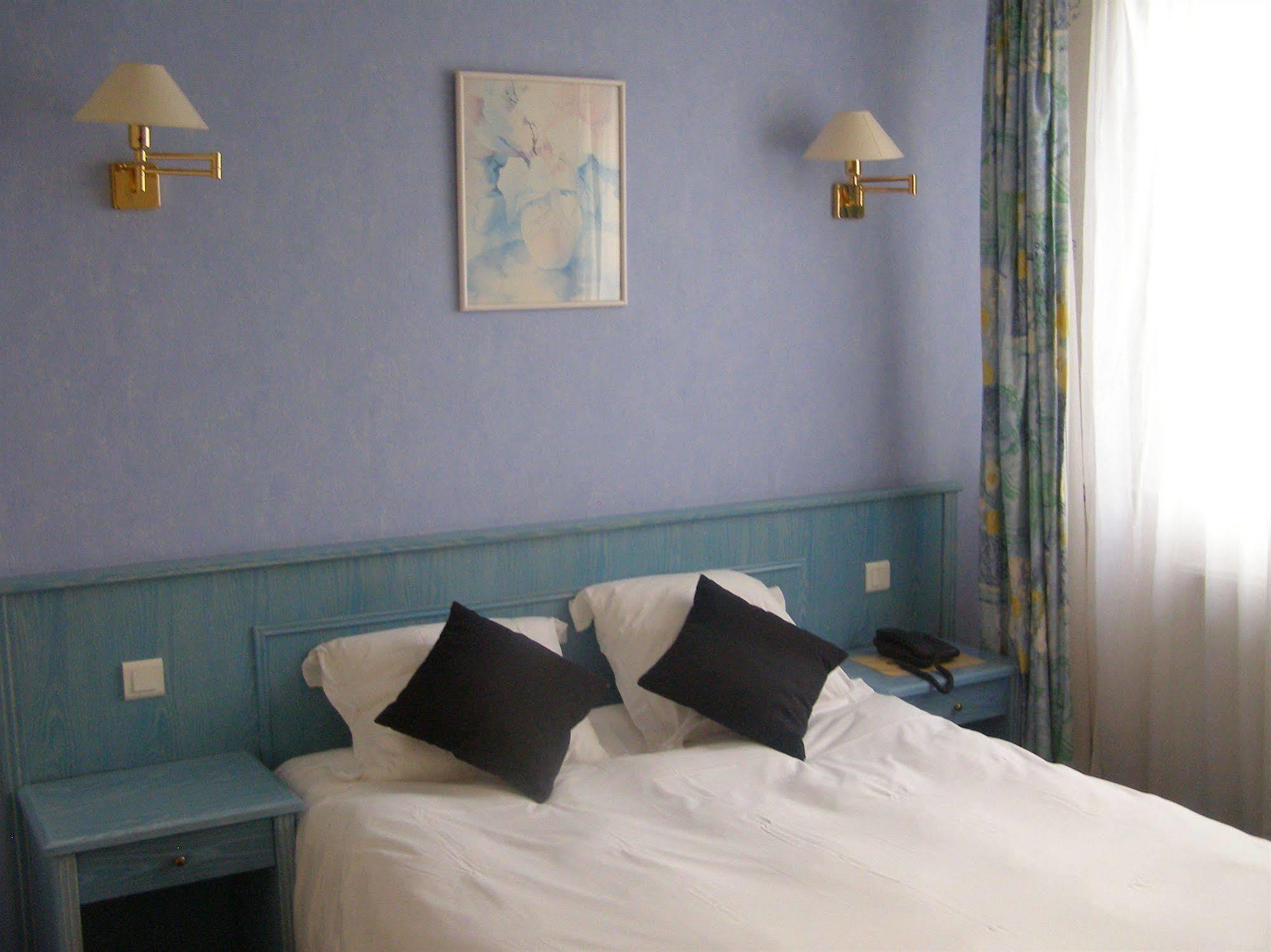 Logis Hotel-Restaurant Le Chene Vert Saint-Pourçain-sur-Sioule Εξωτερικό φωτογραφία