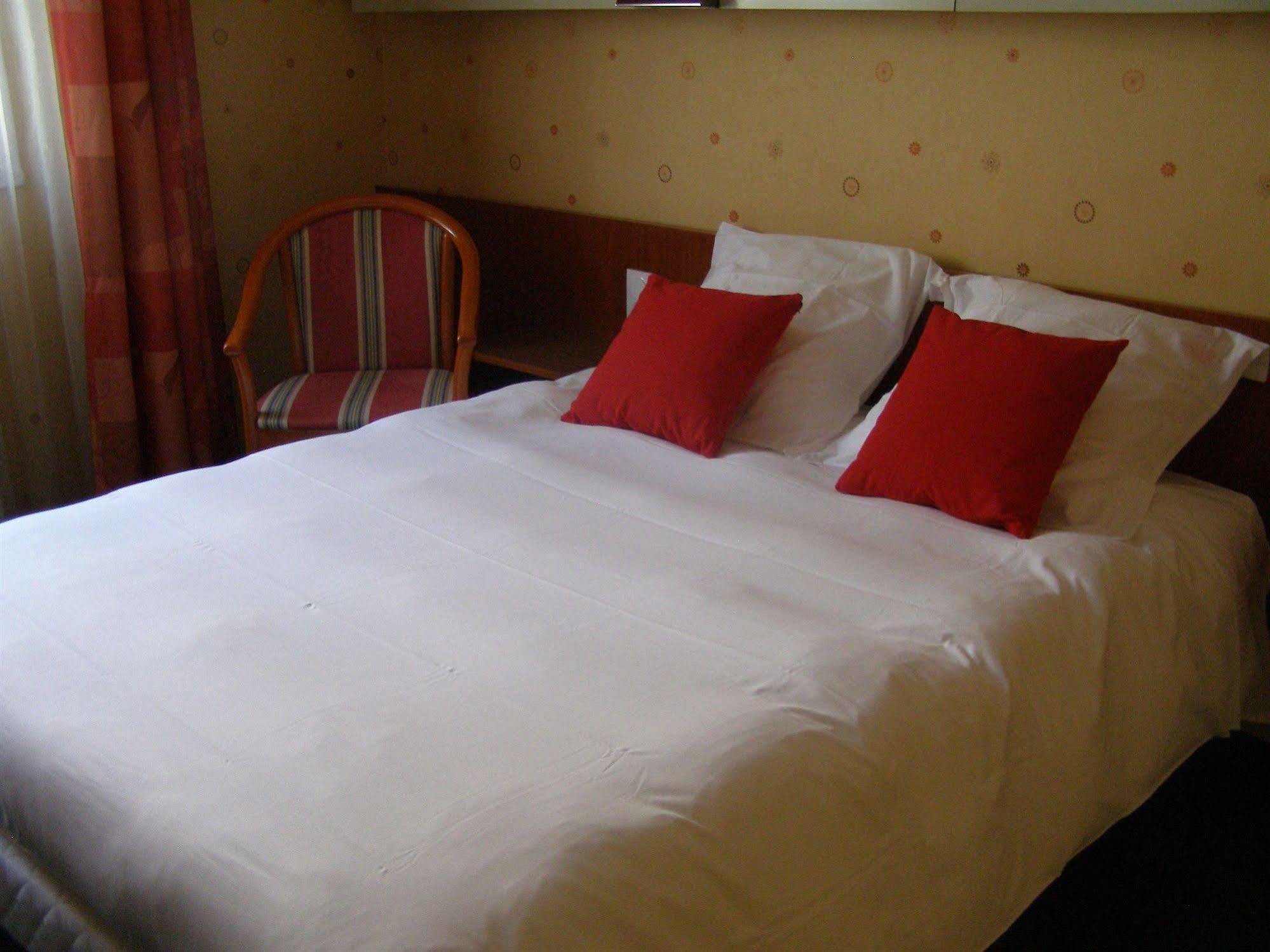 Logis Hotel-Restaurant Le Chene Vert Saint-Pourçain-sur-Sioule Εξωτερικό φωτογραφία