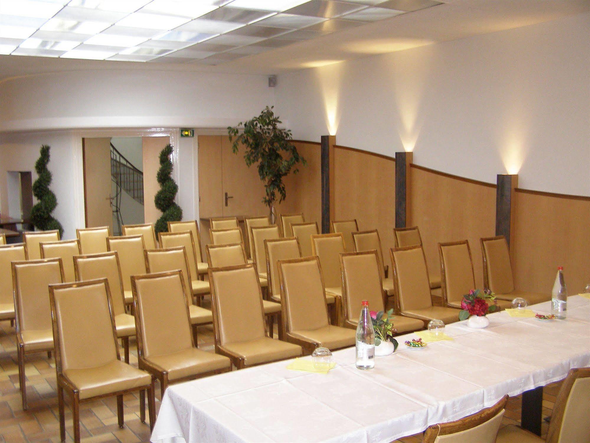 Logis Hotel-Restaurant Le Chene Vert Saint-Pourçain-sur-Sioule Εξωτερικό φωτογραφία