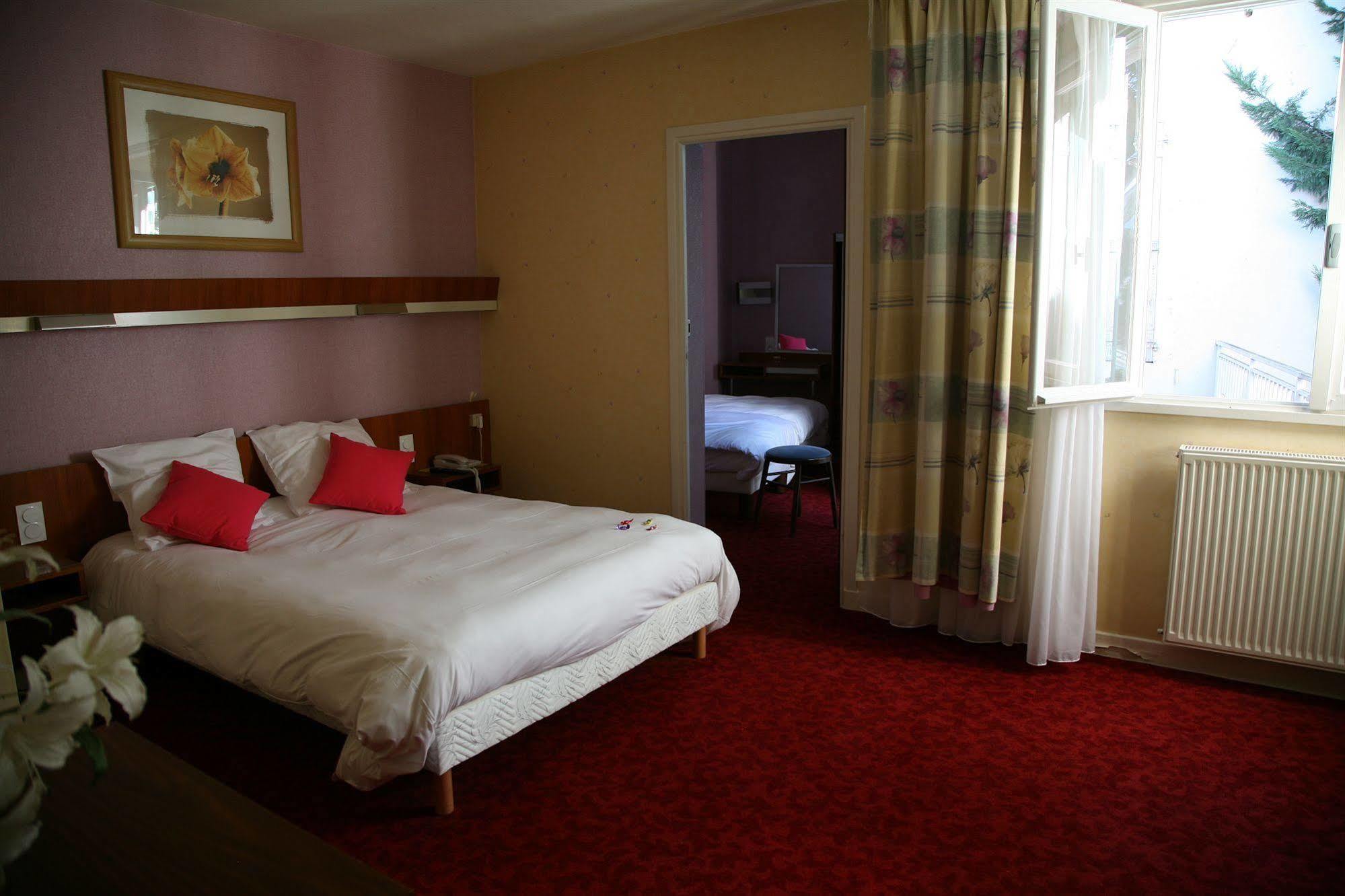 Logis Hotel-Restaurant Le Chene Vert Saint-Pourçain-sur-Sioule Εξωτερικό φωτογραφία
