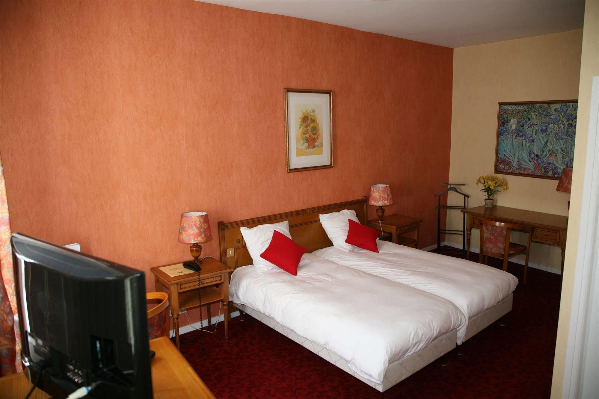 Logis Hotel-Restaurant Le Chene Vert Saint-Pourçain-sur-Sioule Εξωτερικό φωτογραφία