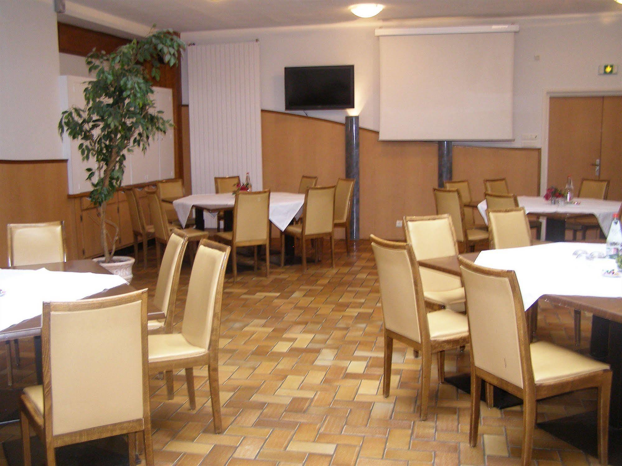 Logis Hotel-Restaurant Le Chene Vert Saint-Pourçain-sur-Sioule Εξωτερικό φωτογραφία